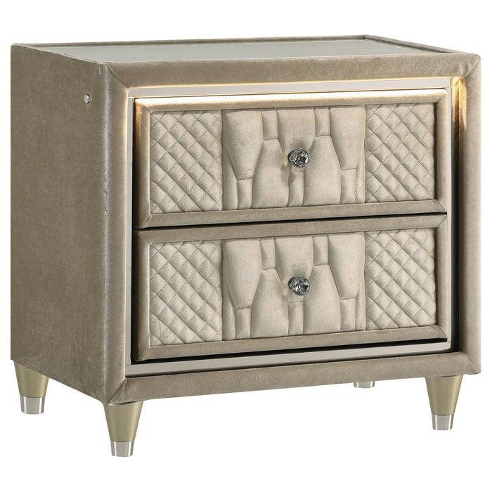 Lorient 4-piece Eastern King Bedroom Set Ivory and Camel